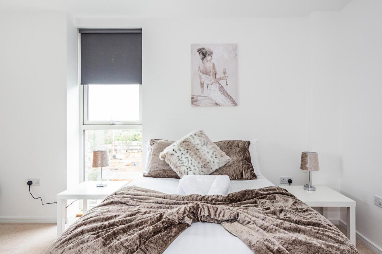 Chiswick Park 3 Bed 3 Bath West London - Parking Leilighet Eksteriør bilde